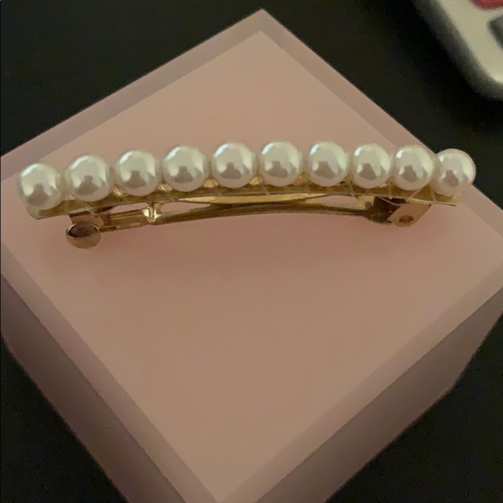 Custom pearl hair clip